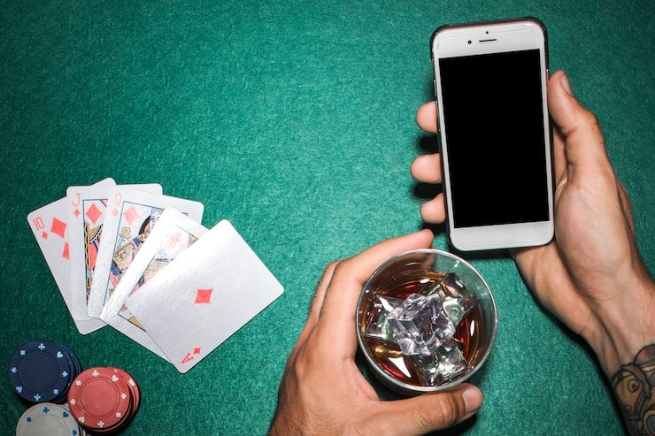 Live Sakong table on mobile screen showing dealer and three player seats
